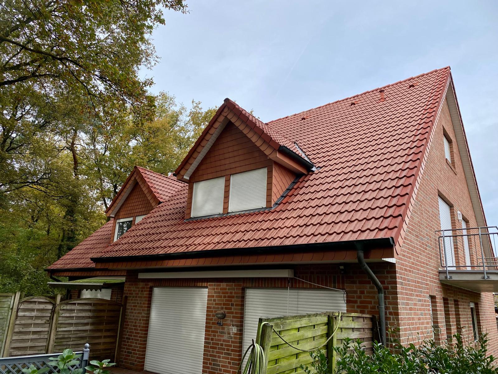 Dachreinigung Haren Nachher: Das Ergebnis unserer Arbeit - ein sauberes und gepflegtes Hausdach.